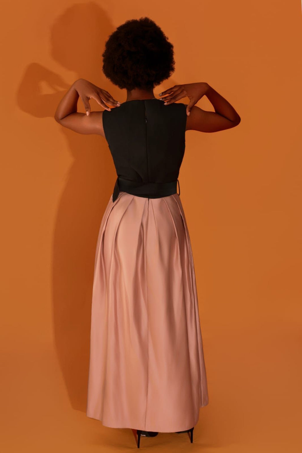 Vestido, Saia longa rosa acetinada
