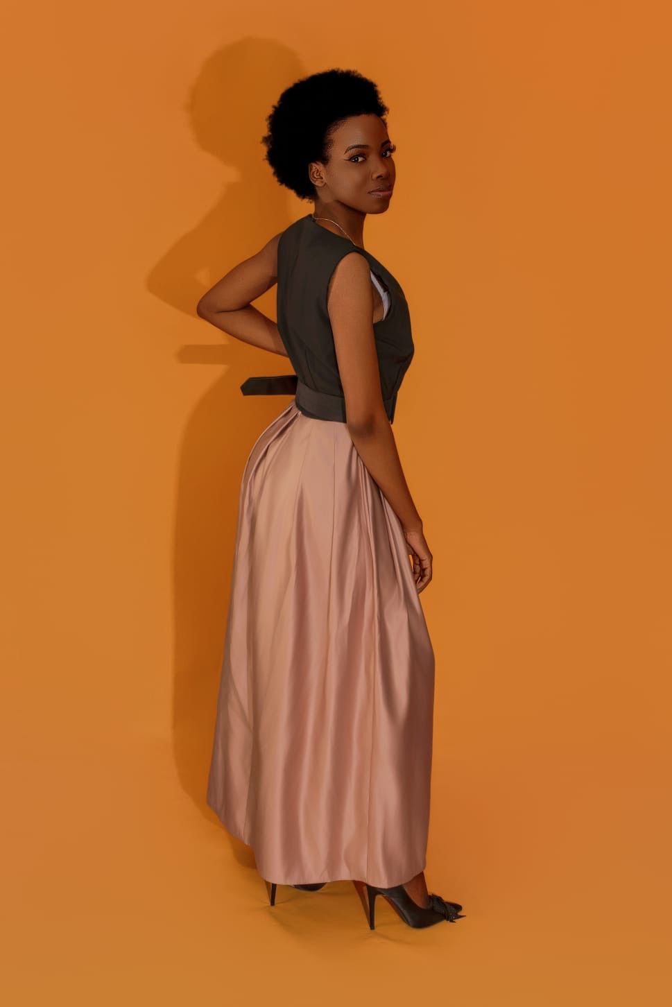 Vestido, Saia longa rosa acetinada